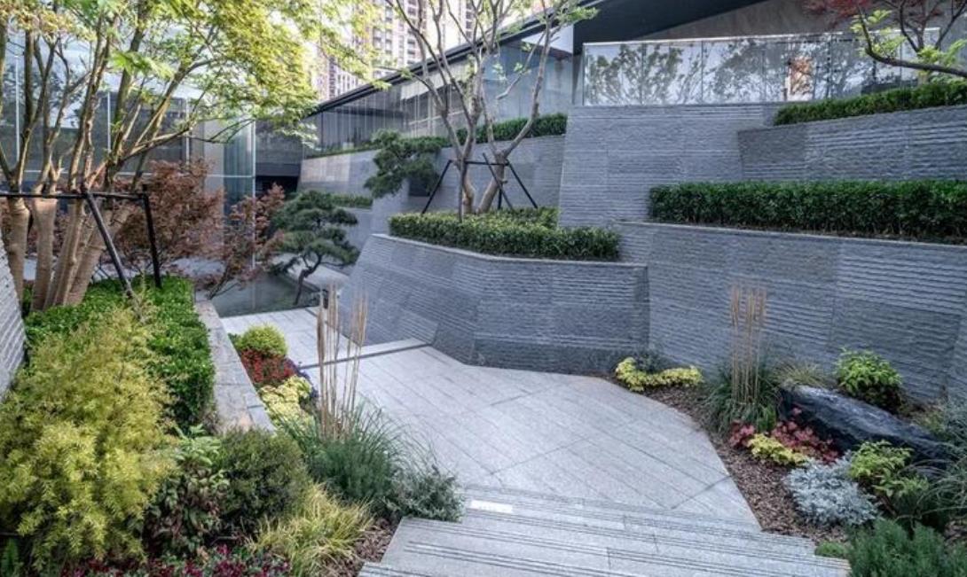 解鎖外墻裝飾風格！GRC斧鑿石掛板的魔幻之處